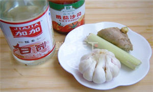 糖醋鲤鱼是用鲤鱼制作的一道山东济南传统名菜，为鲁菜的代表菜品之一[1]  ，色泽金黄，外焦内嫩，酸甜可口，香鲜味美。