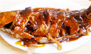 糖醋鲤鱼是用鲤鱼制作的一道山东济南传统名菜，为鲁菜的代表菜品之一[1]  ，色泽金黄，外焦内嫩，酸甜可口，香鲜味美。